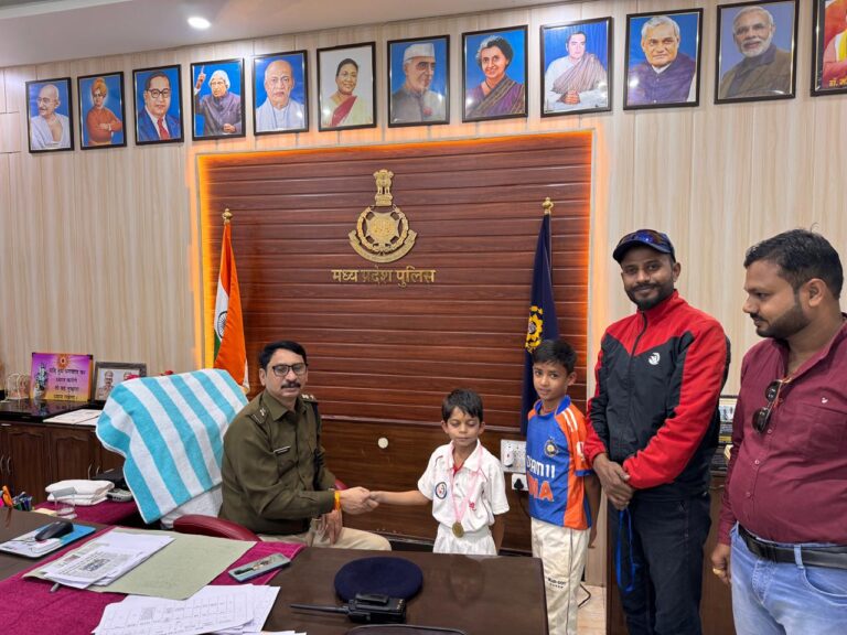 खिलाड़ी बचचों को पुलिस अधीक्षक ने सम्मानित कर किया रवाना