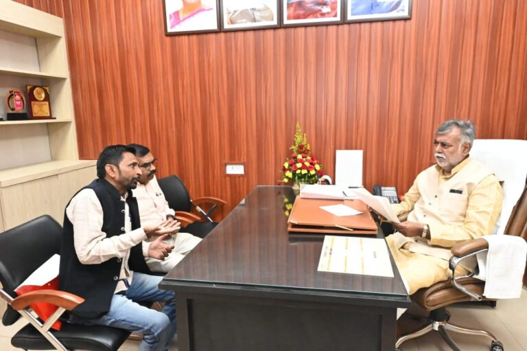 पंचायत मंत्री प्रहलाद पटेल से की मुलाकात दाऊ महेंद्र सिंह बुंदेला ने सरपंचों की समस्याओं से कराया अवगत