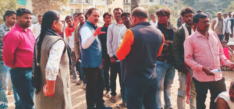 कलेक्टर अवधेश शर्मा पहुंचे बल्देवगढ़ खाद्य वितरण केंद्र का किया निरीक्षण