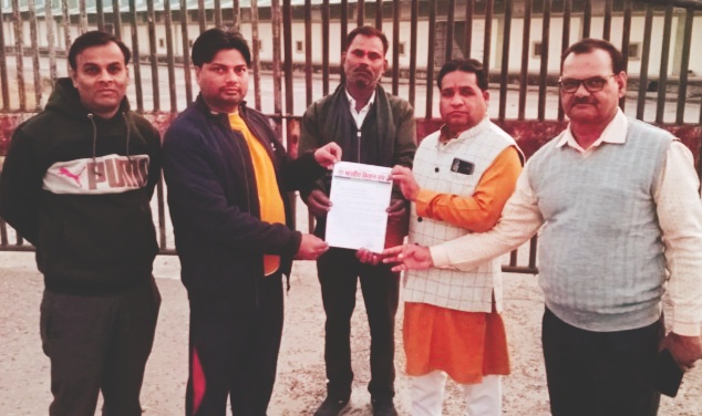 किसानों को लगातार हो रही खाद की समस्या भारतीय किसान संघ ने जिला खाद विपणन अधिकारी से की मुलाकात