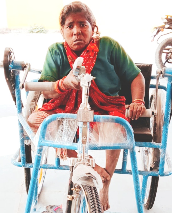 कलेक्टर ने तत्काल दिलाई दिव्यांग महिला को ट्राई साइकिल,महिला ने सुनाई थी अपनी पीड़ा