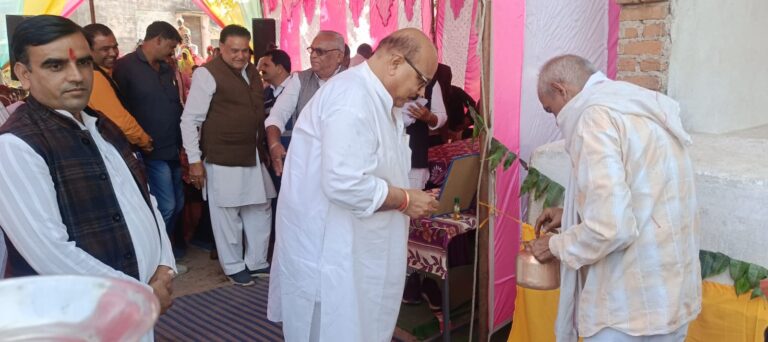 ग्राम बम्होरी नकीवन में पहुंचे विधायक दादा यादवेंद्र सिंह बुंदेला सीसी सड़क के निर्माण को लेकर किया भूमि पूजन