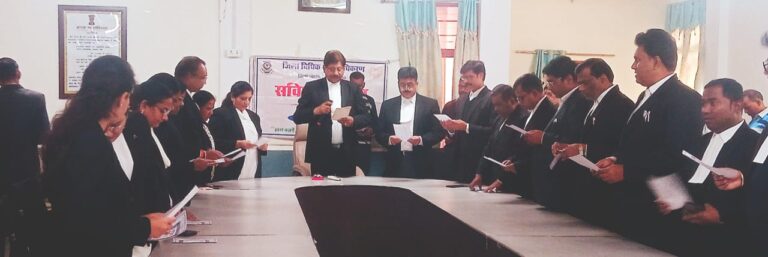 जिला न्यायालय परिसर मे संविधान दिवस के वाचन सहित आयोजित हुई संगोष्ठी