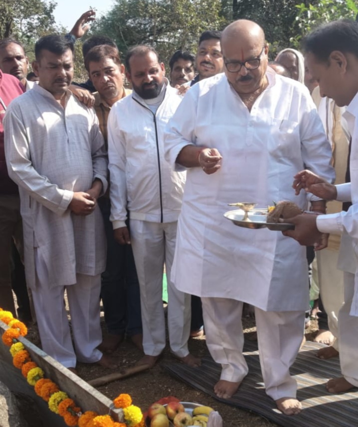 विधायक दादा यादवेंद्र सिंह बुंदेला पहुंचे ग्रापं पहाड़ी तिलवारन में नरसिंह बाबा की बाउंड्री बाल निर्माण को लेकर किया भूमि पूजन
