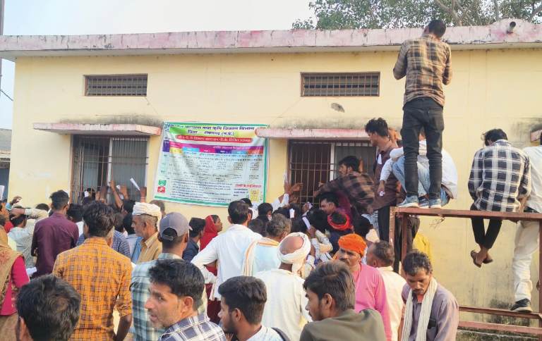 कृषि उपज मंडी ढोंगा पर खाद्य वितरण में किसानों को आ रही समस्याएं व्यवस्था दुरुस्त कराने की जिला प्रशासन से की मांग