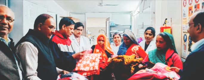 गरीबों की मदद करना सबसे पुनीत कार्य- डॉ. विकास जैन जिला अस्पताल के प्रसव वार्ड में बाटे समिति ने कंबल