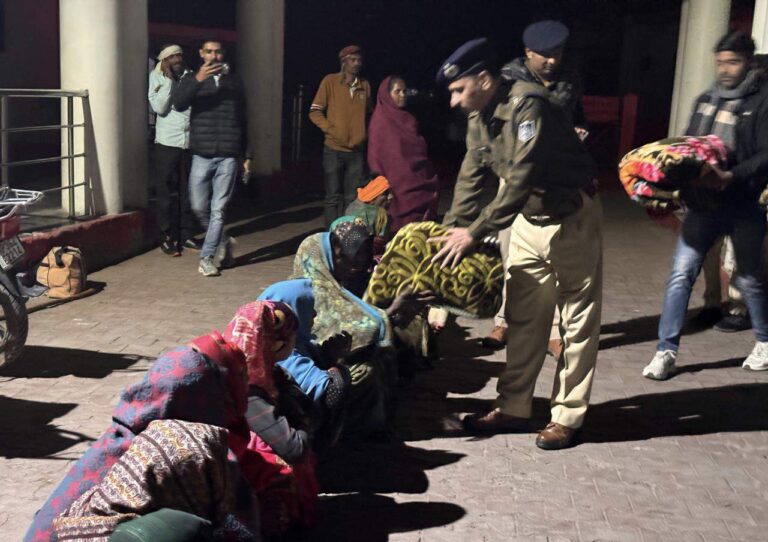 पुलिस अधीक्षक ने जिला अस्पताल की असहाय महिलाओं को ठंड से बचाव हेतु कंबल किए वितरित