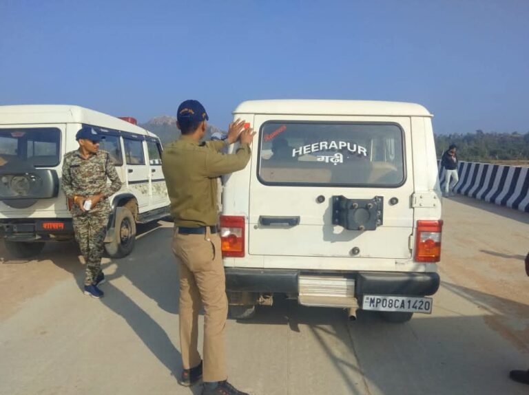 पुलिस अधीक्षक के निर्देशन में जारी सड़क सुरक्षा की कार्यवाही सभी थाना क्षेत्र में दुर्घटनाओं से बचाव हेतु वाहनों पर चिपकाए जा रहे रेडियम रिफ्लेक्टर