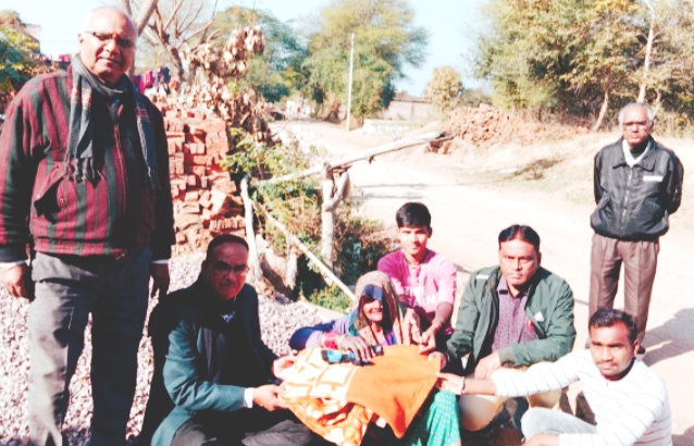 गरीब असहायों की मदद कर मनाया नया साल- कठैल मानवीय संवेदना समिति ने नववर्ष पर किया कंबल वितरण