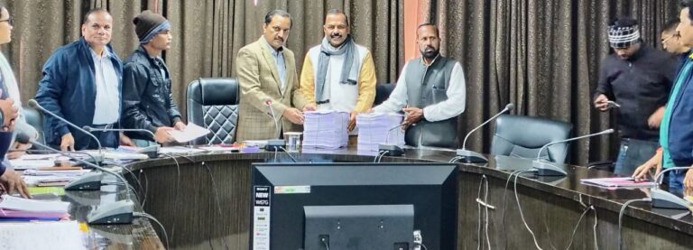 फोटो निर्वाचक नामावली के विषेष संक्षिप्त पुनरीक्षण का हुआ अंतिम प्रकाषन राजनैतिक दलों के प्रतिनिधियों को प्रदान की गई मतदाता सूची की काॅपी