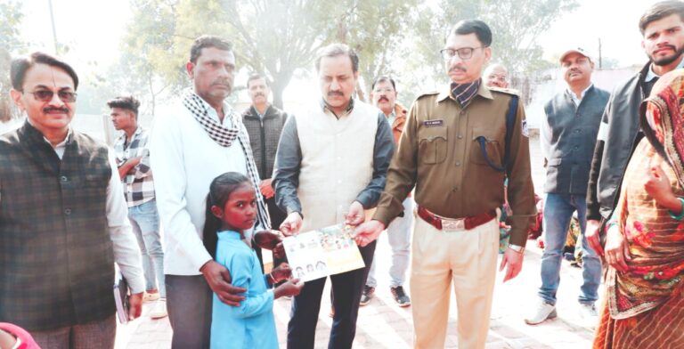 कलेक्टर तथा पुलिस अधीक्षक ने शासकीय माध्यमिक शाला दुर्गापुर तथा अहार में एफएलएन मेले का किया निरीक्षण अभिभावकों से चर्चा कर बच्चों को नियमित विद्यालय भेजने के लिए किया प्रेरित
