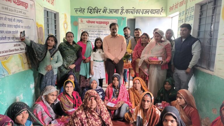 आंगनबाड़ी केद़ों पर पहुंचे जिला कलेक्टर अवधेश शर्मा लाडली बहनाओं एवं बच्चों के साथ बैठकर कीं चर्चाएं