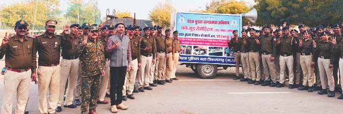 पुलिस अधीक्षक ने बताया ट्रैफिक नियमों का महत्व नियमों का पालन करने की दी समझाइस
