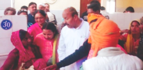 अस्पताल पहुंचे केंद्रीय मंत्री डॉ.वीरेंद्र कुमार ठंड से बचने के लिए गरीबों को बांटे कंबल