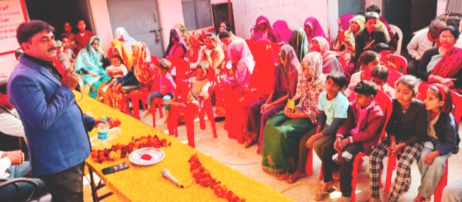 पूर्व विधायक राकेश गिरी ने हितग्राहियों को वितरित किए प्रमाण पत्र ग्राम पंचायत माडू़मर में लगाया गया जनकल्याण शिविर