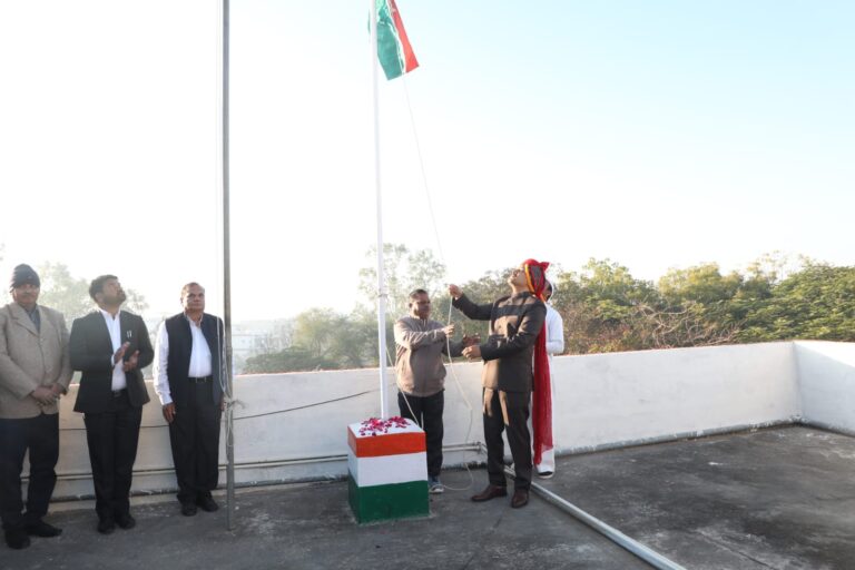 कलेक्टर श्री शर्मा ने कलेक्टर कार्यालय सहितआवास पर फहराया तिरंगा