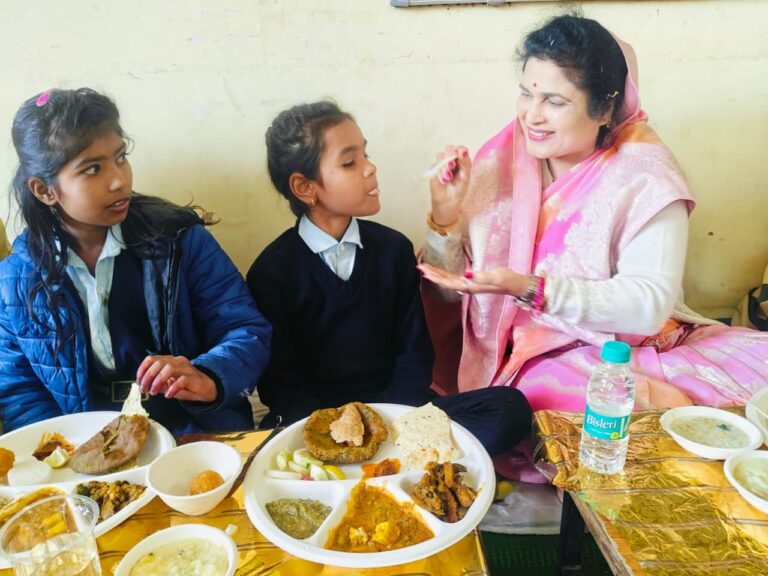 हाई स्कूल अनंतपुरा में विशेष मध्याह्न भोजन में प्रभारी मंत्री हुईं शामिल