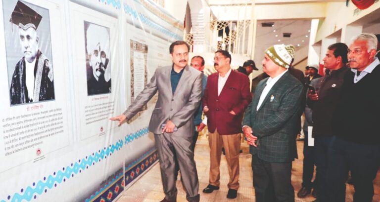 भारत पर्व में जनसंपर्क विभाग ने हमारा संविधान हमारा स्वाभिमान विषय पर लगाई प्रदर्षनी कलेक्टर एवं अतिथियों ने किया अवलोकन