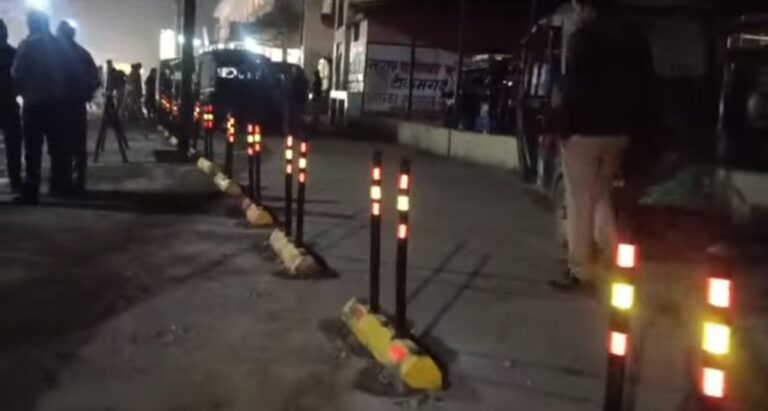 पुलिस अधीक्षक के निर्देशन में जारी यातायात व्यवस्था में सुधार की कार्यवाही रोड सेपरेटर लगाकर ऑटो रिक्शा संचालन को किया व्यवस्थित