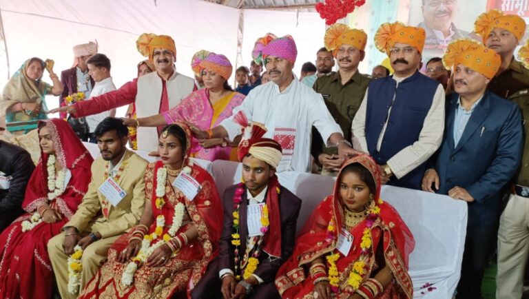 शिवधाम कुंडेश्वर में मुख्यमंत्री कन्या विवाह योजनांतर्गत सामूहिक विवाह कार्यक्रम आयोजित, नवविवाहित दंपतियों को केन्द्रीय मंत्री डाॅ कुमार ने दिया आशीर्वाद, सामूहिक विवाह सम्मेलन में 50 जोड़ों ने लिए फेरे