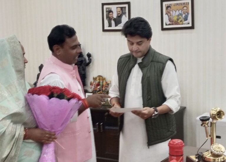केंद्रीय मंत्री सिंधिया से की फोरलेन स्वीकृत कराने की मांग दिल्ली में भाजपा नेता विकास यादव ने की मुलाकात
