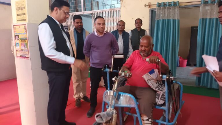 कलेक्टर श्री श्रोत्रिय ने दिव्यांग को तत्काल दिलाई ट्राईसाईकिल समस्या का किया समाधान