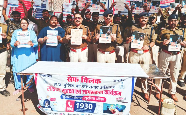 एसपी ने गांधी चौराहे पर लगाई चौपाल पुलिस का साइबर जागरूकता अभियान