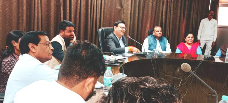 शासन की सभी योजनाओं का लाभ पात्र हितग्राहियों को बिना बाधा के मिले, यह सुनिष्चित किया जायेगा- कलेक्टर श्री श्रोत्रिय मीडिया प्रतिनिधियों से की चर्चा