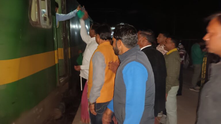 मुख्यमंत्री तीर्थ दर्शन योजना के तहत टीकमगढ़ रेलवे स्टेशन से तीर्थयात्री ट्रेन द्वारा द्वारका तीर्थदर्शन यात्रा के लिये हुये रवाना