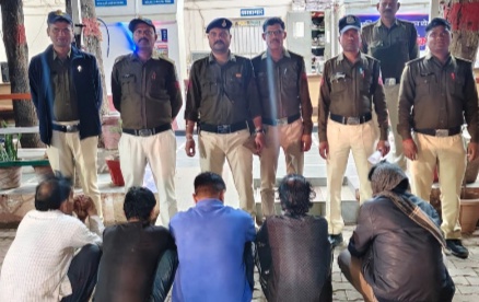 कोतवाली थाना पुलिस की कार्यवाही सक्रिय सटोरियों को सट्टा खिलाते हुए पकड़ा