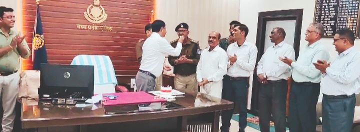 कार्यक्रम में एसपी मनोहर सिंह मंडलोई रहे शामिल उप पुलिस अधीक्षक सहित मुख्य लिपिक का मनाया गया जन्मदिन