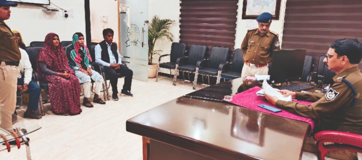 एसपी मनोहर सिंह मंडलोई ने जिला मुख्यालय पर सुनीं जन समस्याएं सभी अनुभागों सहित थाना,चौकियों में लगाए गए जनसुनवाई शिविर
