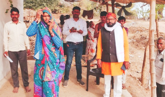 पात्र हितग्राहियों का घर-घर जाकर कराया सर्वे केशवगढ़ ग्राम पंचायत विकास की ओर अग्रसर