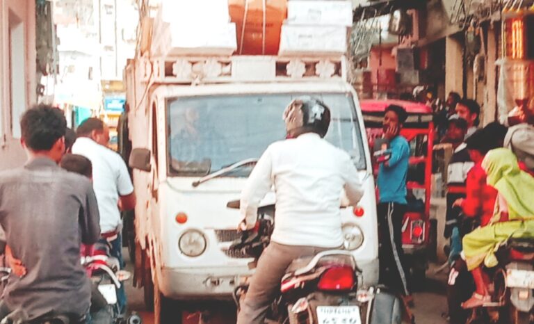 नगर की यातायात व्यवस्थाएं हुई खस्ता हाल जिम्मेवार अधिकारी- कर्मचारी ड्यूटी के नाम पर कर रहे फॉर्मेलिटी