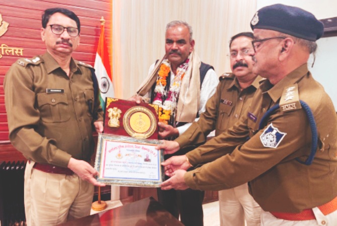 एसपी मनोहर सिंह मंडलोई रहे कार्यक्रम में शामिल सेवानिवृत्तत हुए सहायक उप निरीक्षक भगवान दास यादव ,दी गई ससम्मान भावभीनी विदाई