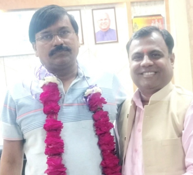 पर्यटन मंत्री से स्वर्णिम ओरछा बनाने की माँग भाजपा नेता विकास यादव ने सौंपा माँग पत्र