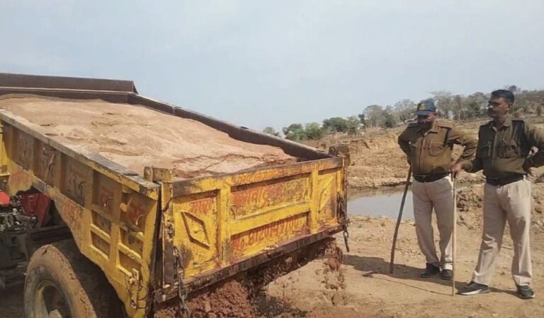 खनिज विभाग द्वारा अवैध रेत का परिवहन करते एक ट्रैक्टर ट्राली किया जप्त