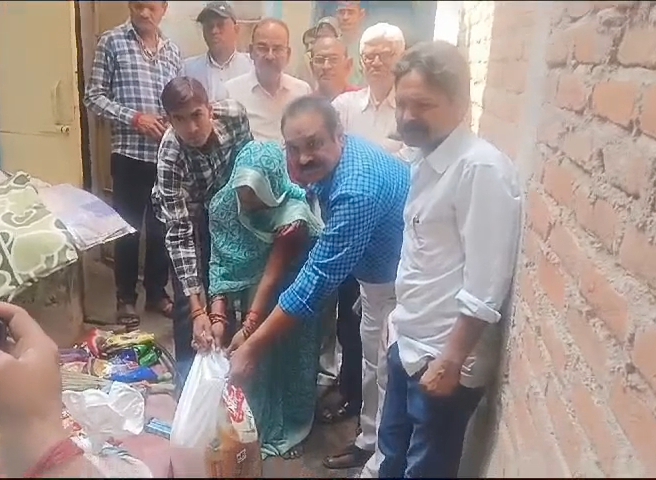 मानवीय संवेदना समिति ने दिखाई मानवता पीड़ित परिवार की मदद करने पहुंची समिति