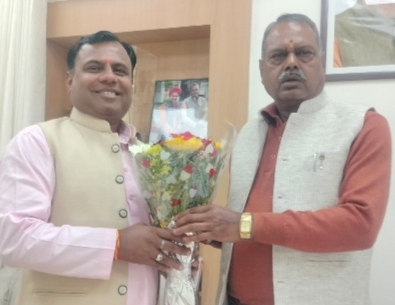 प्रभारी मंत्री से ओरछा को गोल्डन सिटी बनाने की माँग भाजपा नेता विकास यादव ने सौंपा माँग पत्र