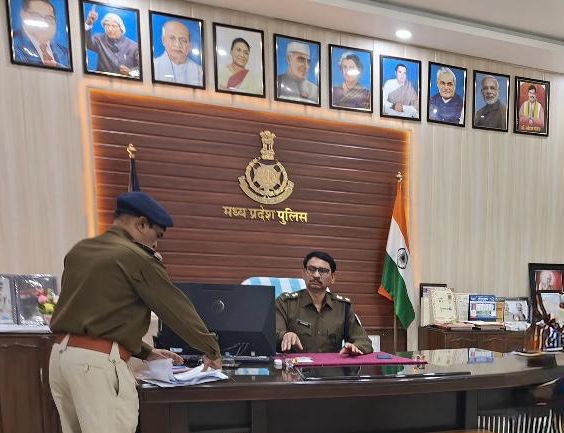 एसपी मनोहर सिंह मंडलोई ने जिला मुख्यालय पर की जनसुनवाई सभी थाना,चौकियों पर आमजन की समस्याओं को सुन कर किया निराकरण
