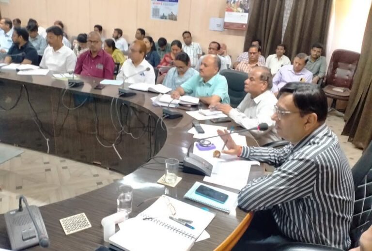 गांव में रोजगार पलायन पर वार अभियान चलायें कलेक्टर श्री श्रोत्रिय तालाबों से अतिक्रमण हटाने तथा तालाबों में आने वाले पानी के लिये चैनलों को ठीक कराने हेतु अभियान चलायें टीएल की बैठक में कलेक्टर ने दिये निर्देश