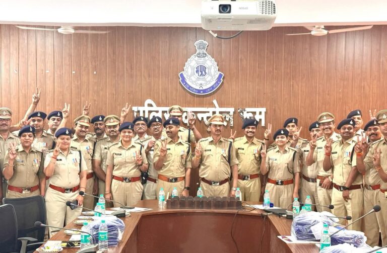 आयोजित हुआ कर्मवीर योद्धा पदक,प्रमाण पत्र वितरण कार्यक्रम जिले के 540 पुलिस अधिकारी,कर्मचारियों को प्रदाय किये पदक,प्रमाण पत्र