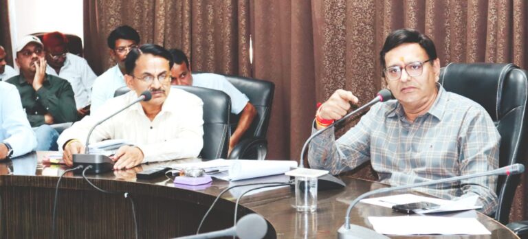 पाठ्यपुस्तकों, यूनिफॉर्म सहित शिक्षण सामग्री चयनित विक्रेताओं से क्रय करने के लिए अभिभावकों को बाध्य नहीं किया जाये- कलेक्टर श्री श्रोत्रिय पाठ्यपुस्तक एवं गणवेश के संबंध में बैठक हुई आयोजित