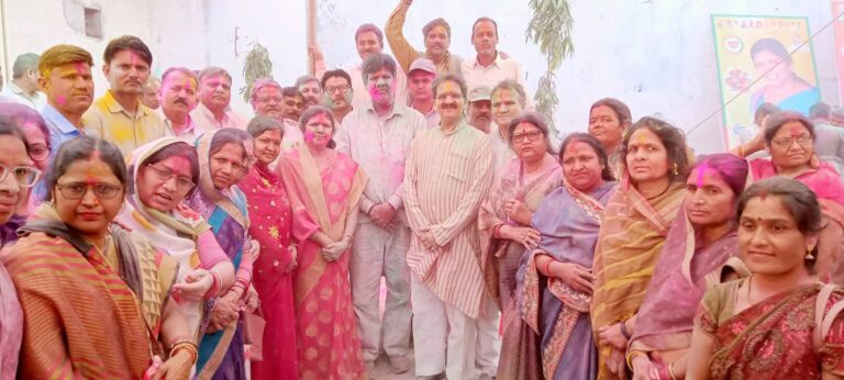 भाजपा कार्यालय में मनाई गई भव्य होली, पुष्प वर्षा के साथ गुलाल लगाकर एक दूसरे को दीं गईं शुभकामनाएं