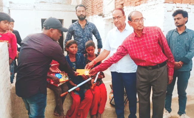 निराश्रित बच्चियों के पास पहुंची मानवीय संवेदना समिति त्यौहार की सामग्री देखकर खिल उठे बेटियों के चेहरे