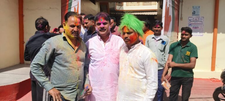 पूर्व विधायक के निज निवास पर आयोजित हुआ कार्यक्रम क्षेत्र वासियों के साथ मनाई होली