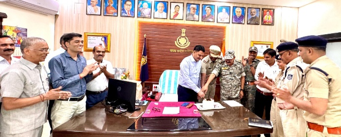 एसपी मनोहर सिंह मंडलोई ने कैलाश पटेल को किया सम्मानित आग बुझाने में श्री पटेल ने निभाई थी सक्रिय भूमिका