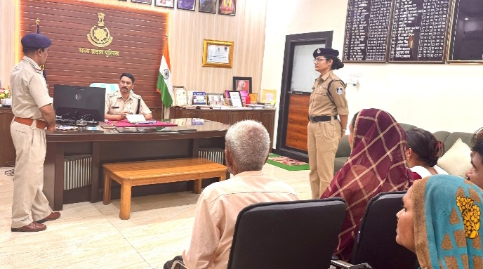 एसपी मनोहर सिंह मंडलोई ने जिला मुख्यालय पर आमजन की सुनीं समस्याऐं,किया त्वरित निराकरण सभी अनुभागों एवं थाना,चौकियों में लगाए गए जनसुनवाई शिविर