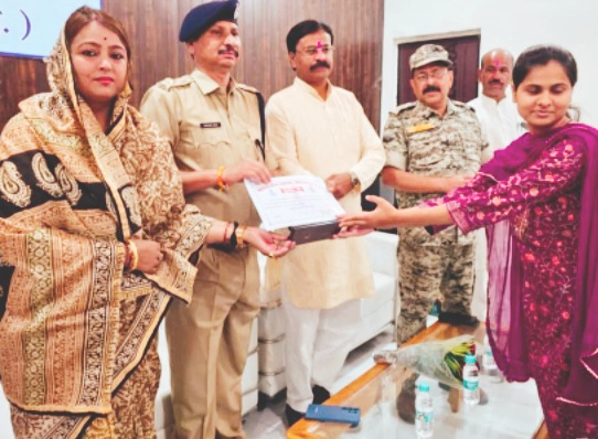 पूर्व नपा अध्यक्ष लक्ष्मी गिरी कार्यक्रम में रहीं मौजूद पुलिस लाइन में सम्मान समारोह हुआ आयोजित