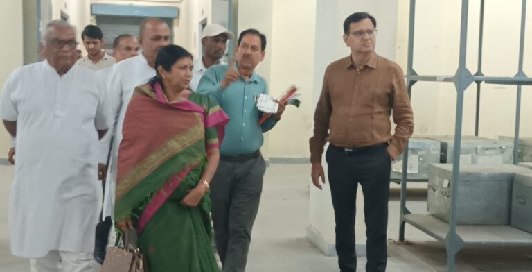 कलेक्टर ने राजनैतिक दलों के प्रतिनिधियों के साथ ईव्हीएम तथा व्हीव्हीपीएटी वेयर हाउस का किया निरीक्षण